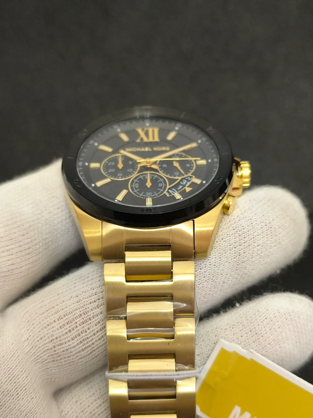 Reloj Michael Kors MK8848 caja dorada, esfera negra con cronógrafo y resistencia al agua de 10 ATM.