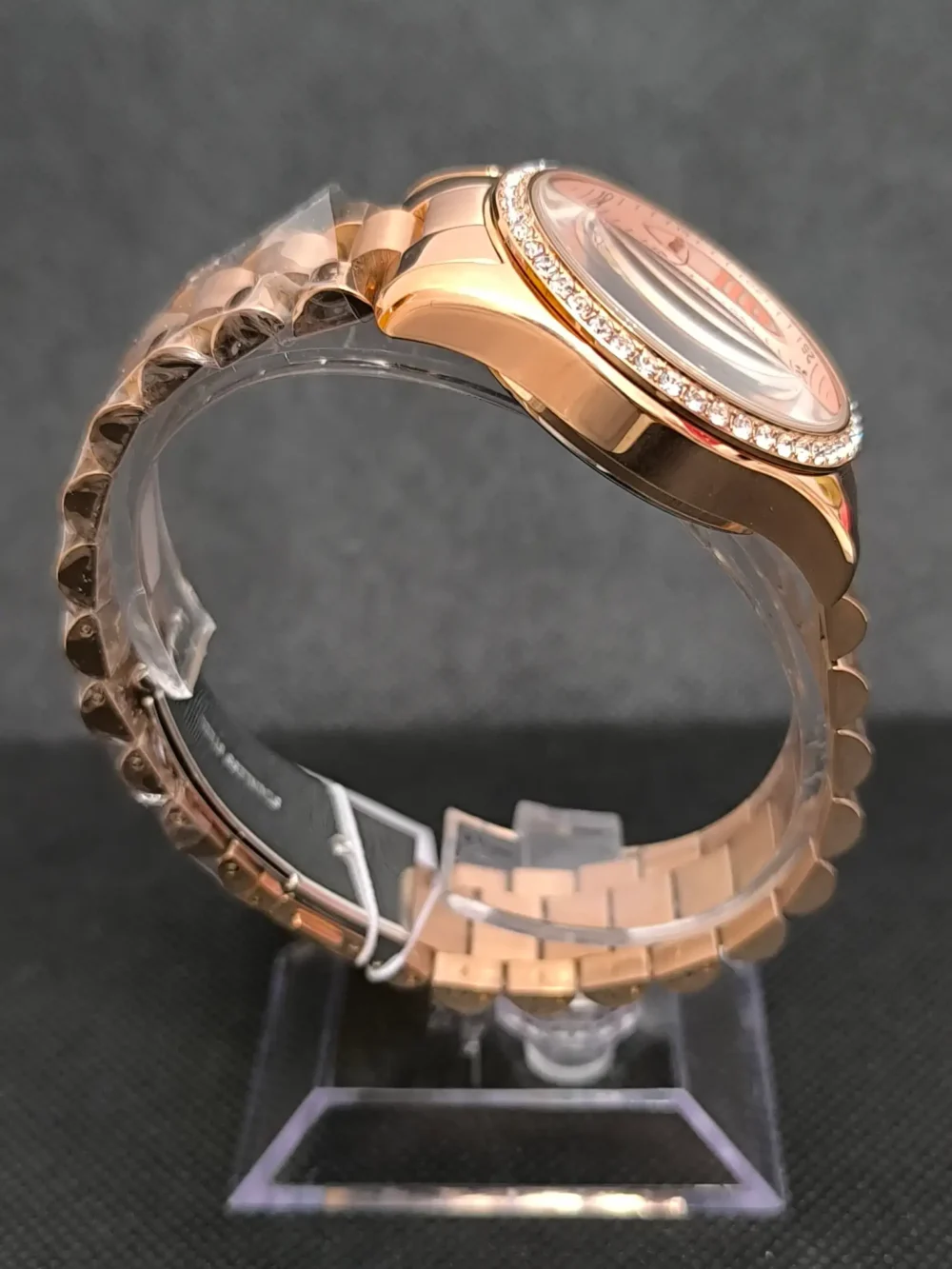 Reloj Michael Kors MK7242 Lexington con caja en oro rosa, cronógrafo y correa de acero inoxidable y resistencia al agua de 10 ATM.