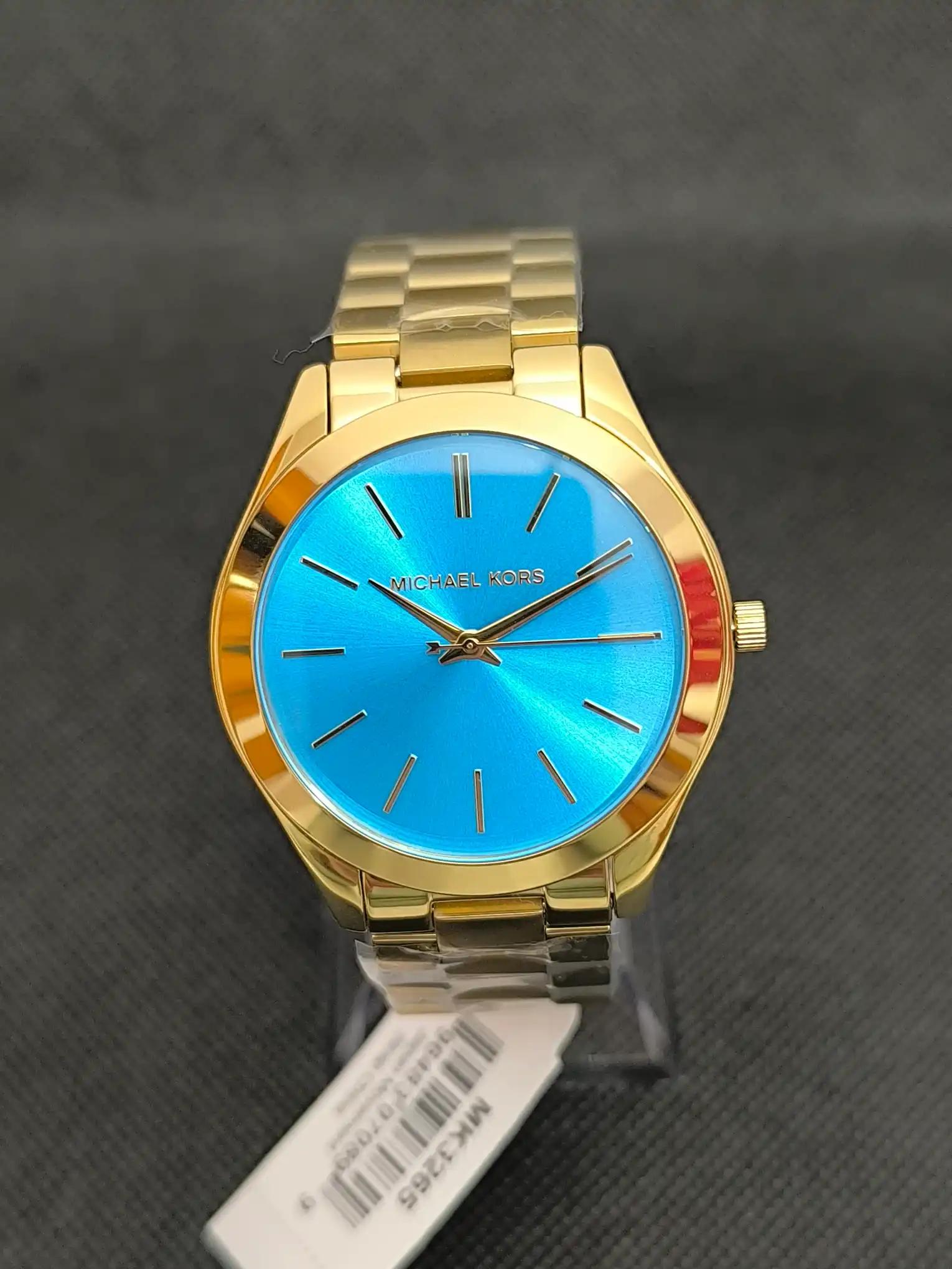 Reloj Michael Kors Slim Runway MK3265 con caja dorada y esfera azul brillante. Diseño minimalista, correa de acero inoxidable y resistencia al agua 5 ATM.