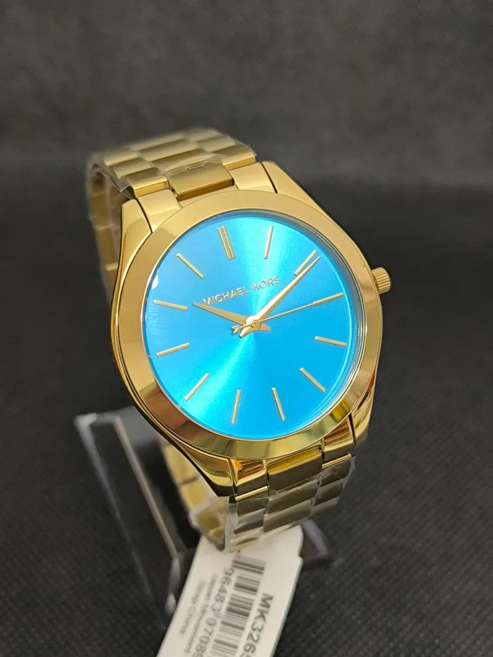 Reloj Michael Kors Slim Runway MK3265 con caja dorada y esfera azul brillante. Diseño minimalista, correa de acero inoxidable y resistencia al agua 5 ATM.