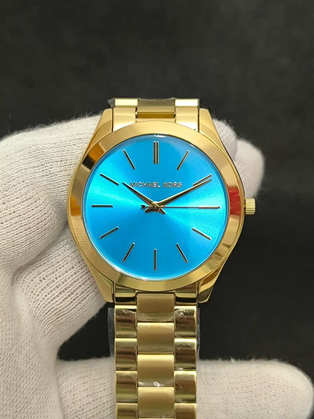 Reloj Michael Kors Slim Runway MK3265 con caja dorada y esfera azul brillante. Diseño minimalista, correa de acero inoxidable y resistencia al agua 5 ATM.