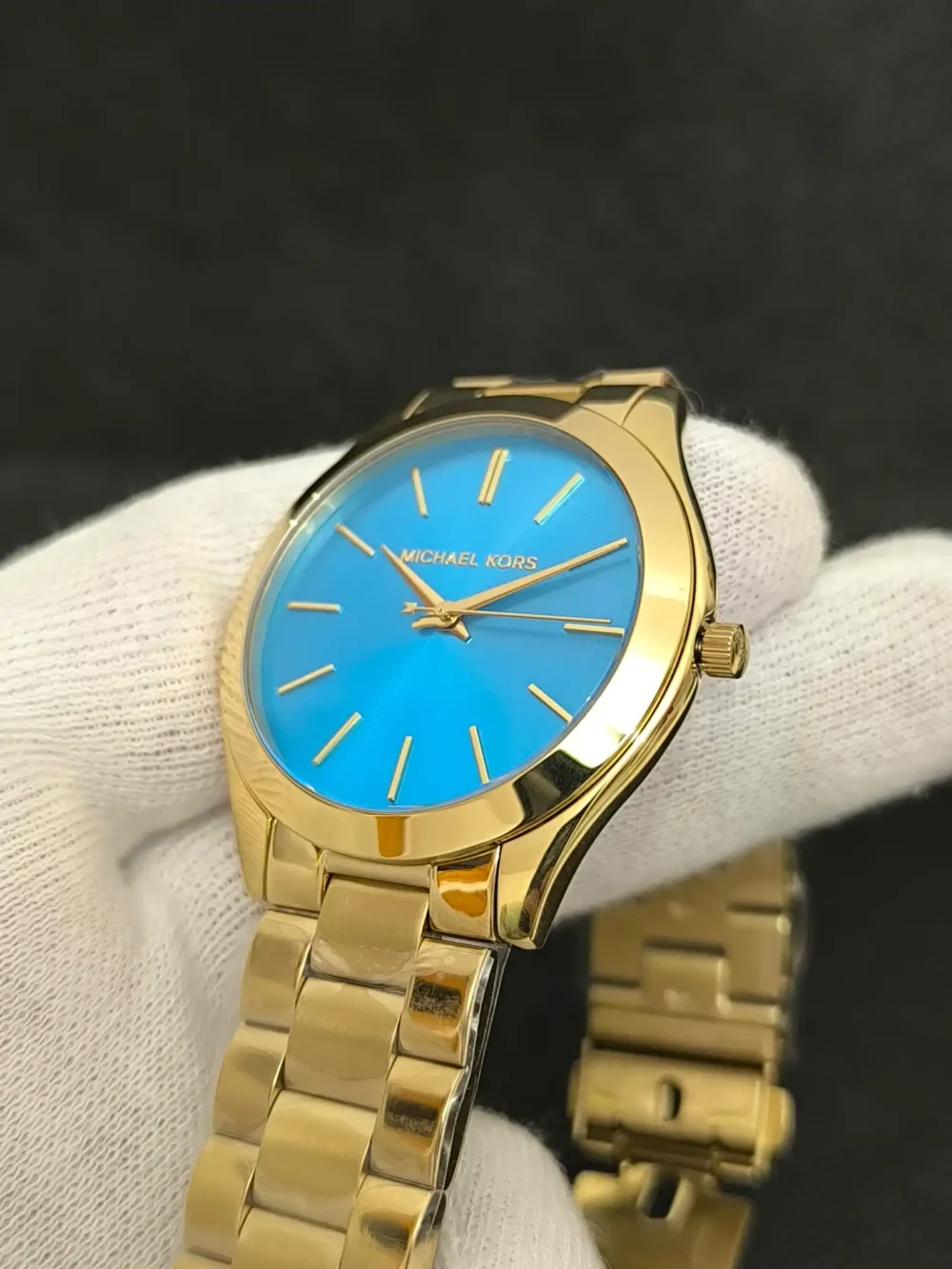 Reloj Michael Kors Slim Runway MK3265 con caja dorada y esfera azul brillante. Diseño minimalista, correa de acero inoxidable y resistencia al agua 5 ATM.