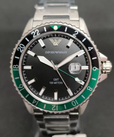 Reloj Emporio Armani Diver AR11589 GMT con bisel bicolor verde y negro, función GMT y esfera negra con marcadores luminosos.