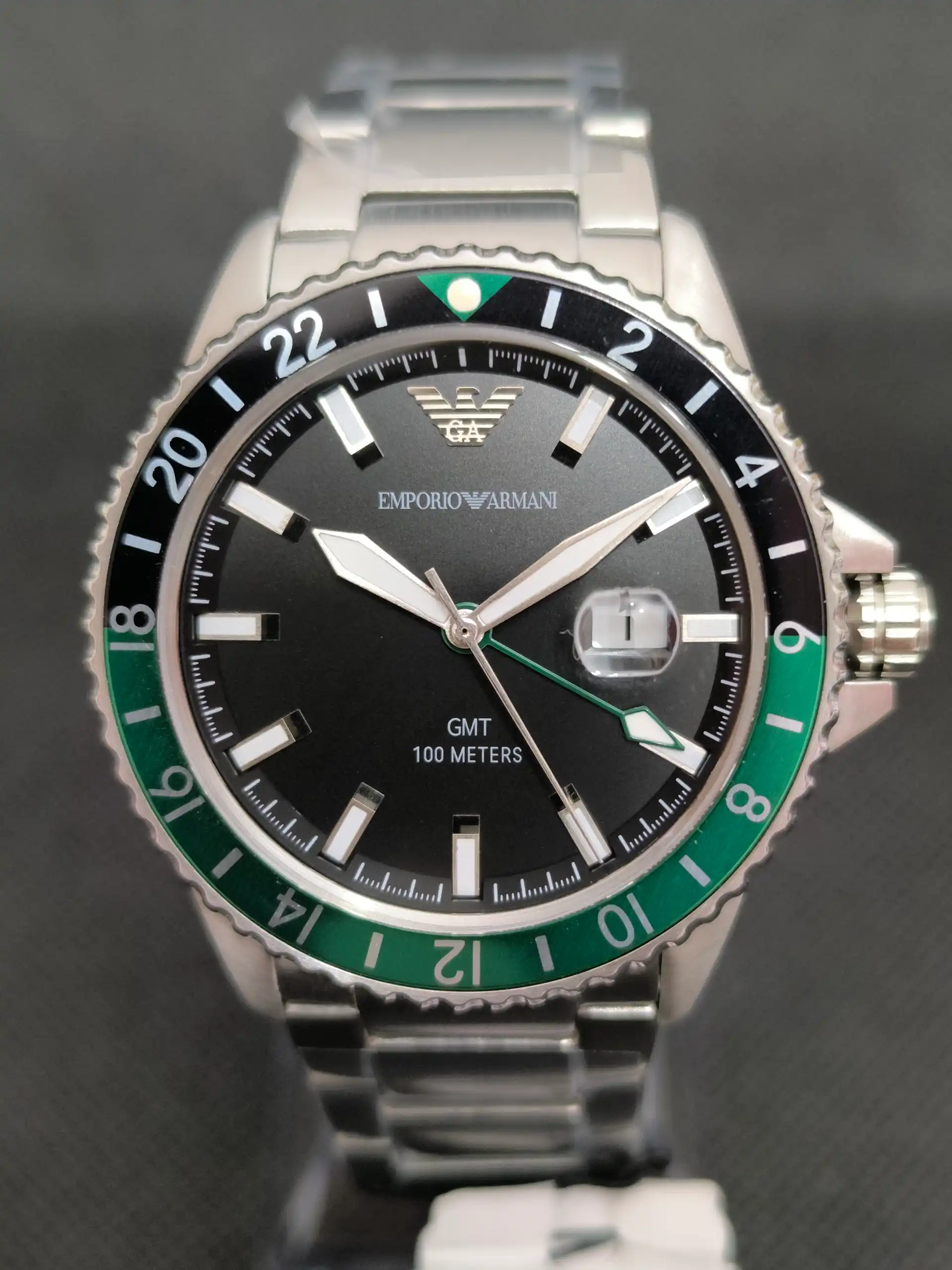 Reloj Emporio Armani Diver AR11589 GMT con bisel bicolor verde y negro, función GMT y esfera negra con marcadores luminosos.