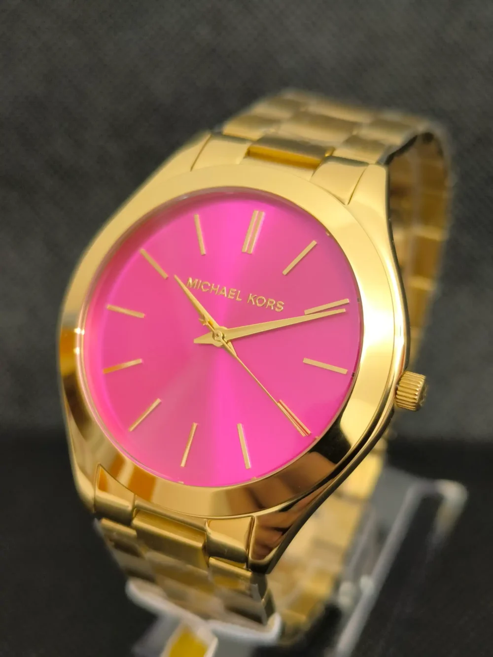 Reloj Michael Kors MK3264 con caja dorada de acero inoxidable y esfera rosa