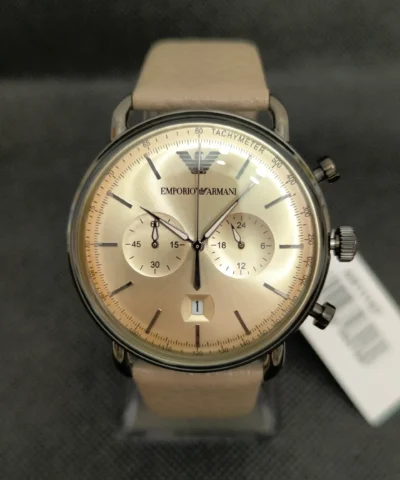 Reloj Emporio Armani Aviador AR11107 con cronógrafo, correa de piel gris y resistencia al agua de 5 ATM.